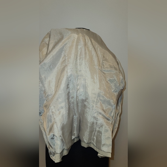 KOR@KOR Ecru satin cropped fitted blazer - Picture 8 of 13